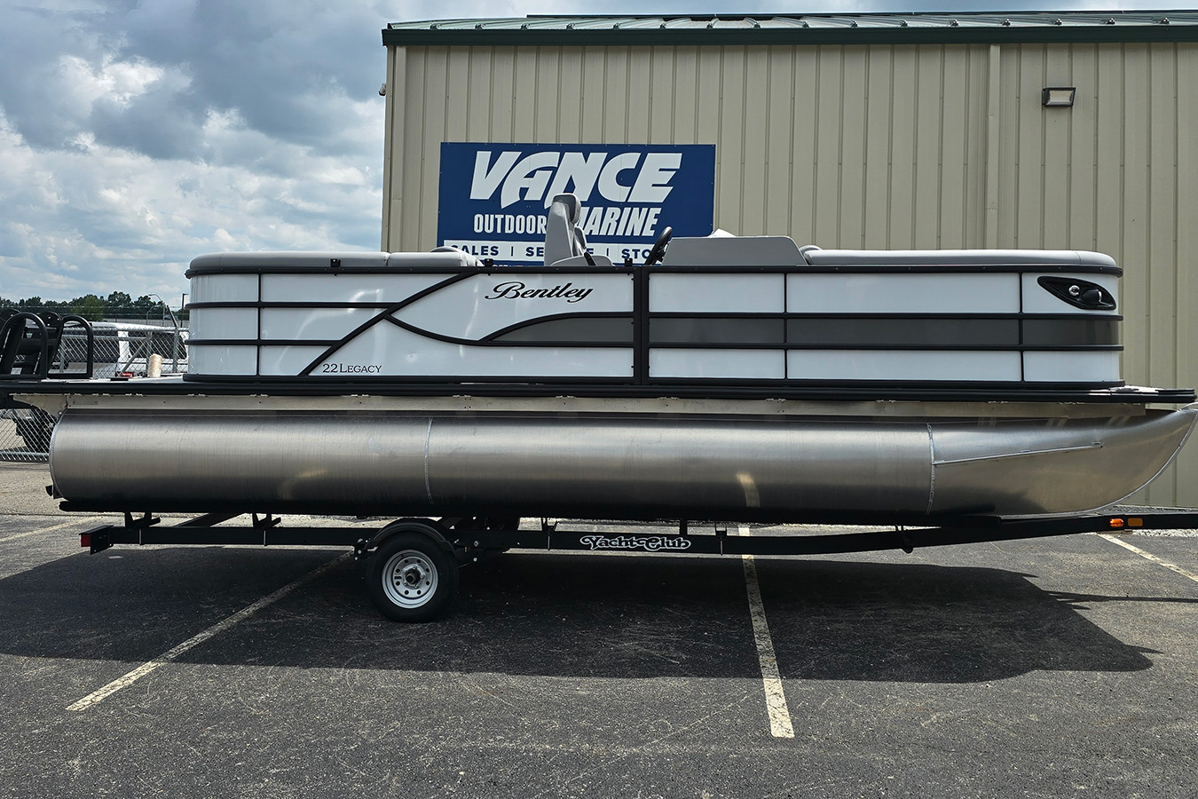 Bentley 2026 Legacy 223 Navigator with Mercury 200L Cold Fusion - White