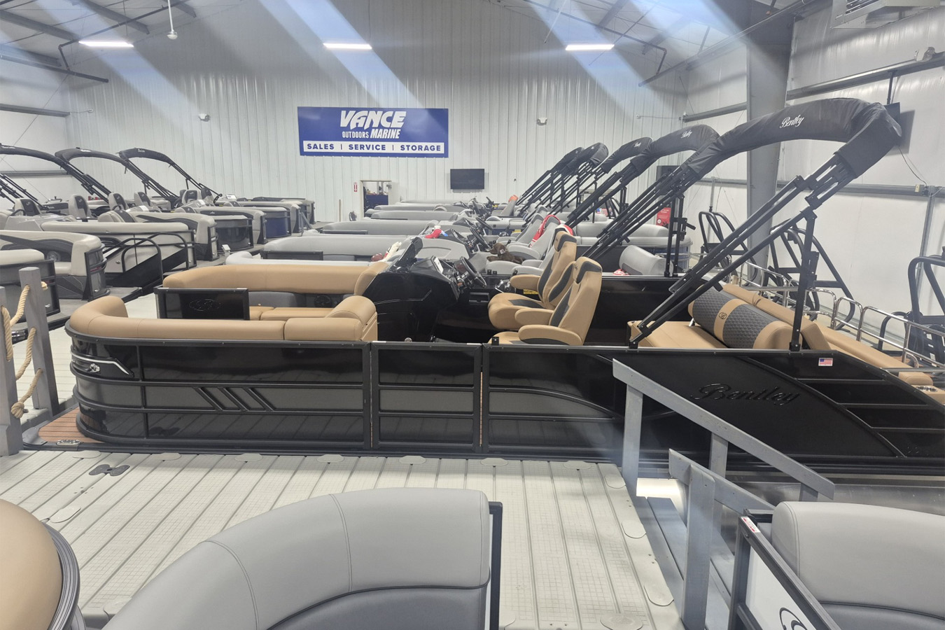 Bentley Elite 223 Swingback with Mercury 200 L Engine